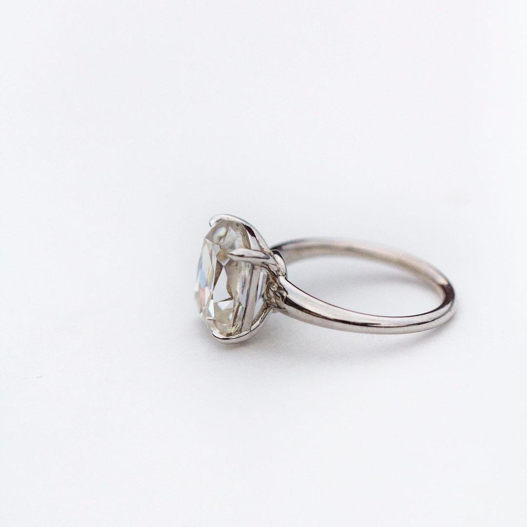 Moissanite Ring - オールドマイン クッションカット 6カラット モアサナイト ソリティアリング、11.25×10mm センターストーン、ソリッド14Kイエローゴールド製高級ジュエリー、GRA認定、女性向け結婚記念日・ブライダルギフト