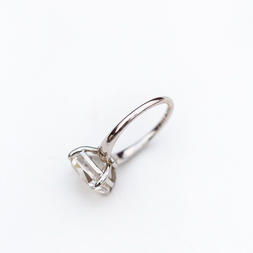 オールドマイン クッションカット 6カラット モアサナイト  - Moissanite Ring のレビューと価格